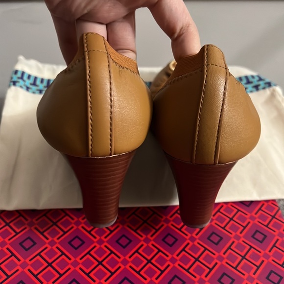 Authentic brand new in box Tory Burch tan wedge shoes size 7 (fits like a 6.5) - Picture 5 of 8
